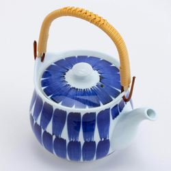 Tradiční ručně malovaná japonská porcelánová konvička s vrchním uchem 600 ml