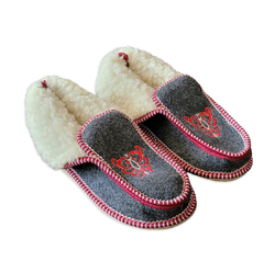 Hand sewn women's ankle felt slippers made of sheep wool Hand sewn women's ankle felt slippers made of sheep wool