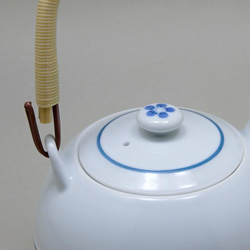 Ručne vyrobená a maľovaná tradičná japonská porcelánová kanvička Yumeji s vrchným uchom