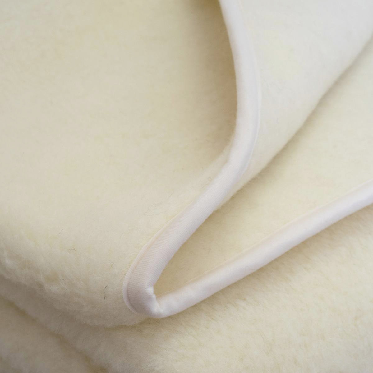 One-layer blanket made of sheep's wool
