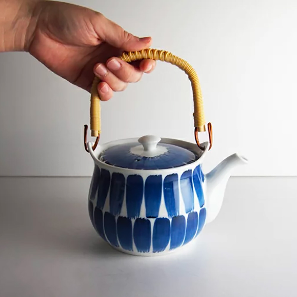 Tradiční ručně malovaná japonská porcelánová konvička s vrchním uchem 600 ml